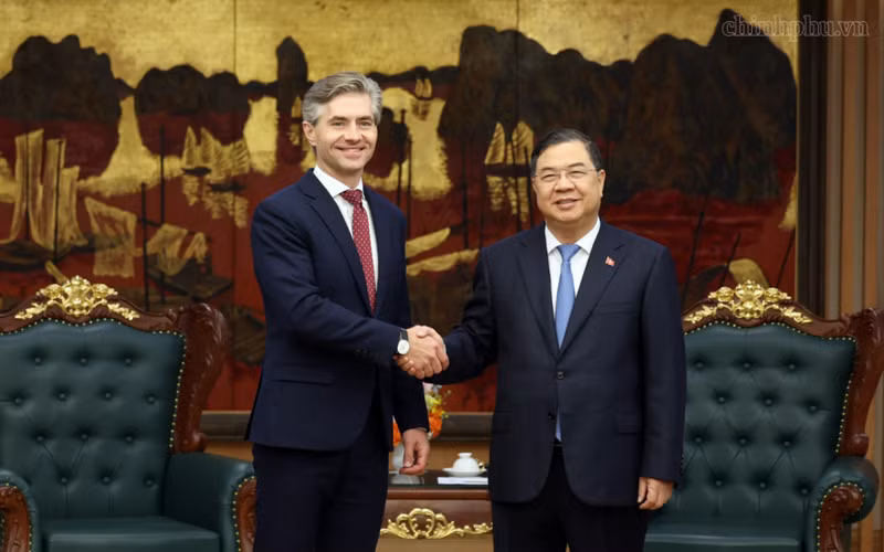 El viceprimer ministro permanente de Vietnam, Pham Gia Tuc, recibe al ministro de Asuntos Exteriores de Lituania, Kęstutis Budrys. (Fuente: baochinhphu.vn)