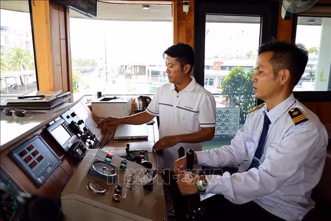 El propietario y el capitán del crucero Apollo verifican el sistema de seguridad instalado a bordo (Foto: VNA)