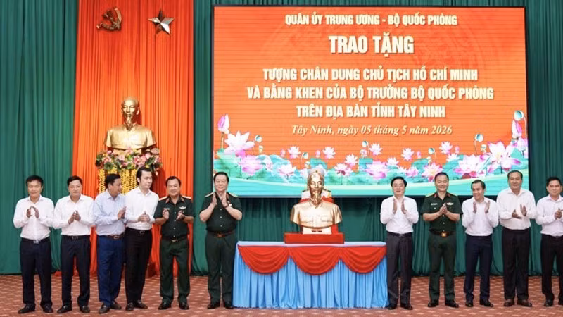 El general Nguyen Trong Nghia entrega busto del Presidente Ho Chi Minh a comunas y barrios en Tay Ninh.