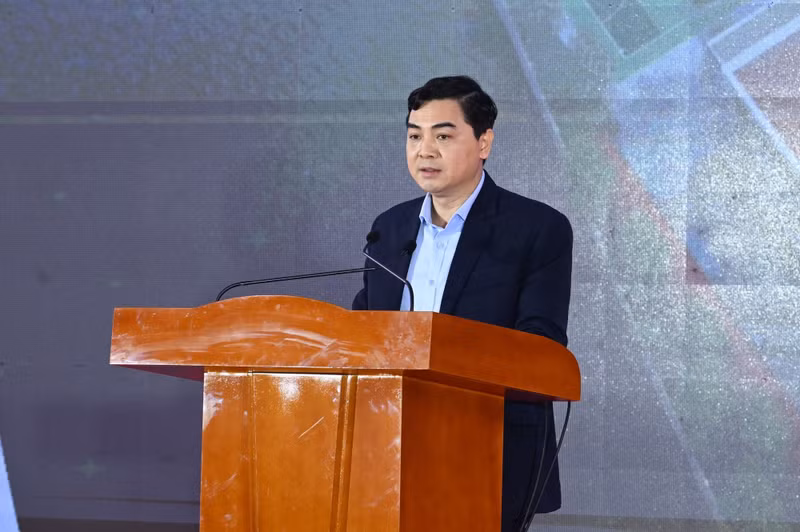 El presidente del Comité Popular de Thanh Hoa, Nguyen Hoai Anh, habla en la ceremonia.