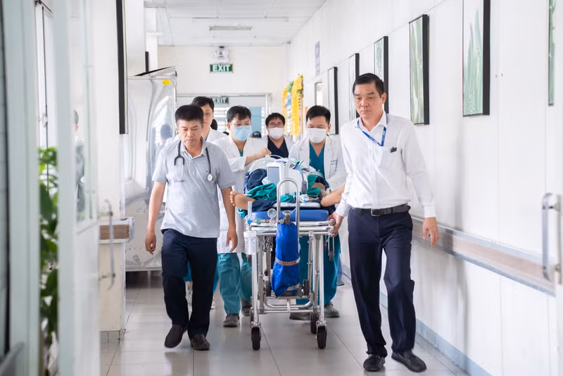 Trasladan la víctima al Hospital Cho Ray para recibir tratamiento.