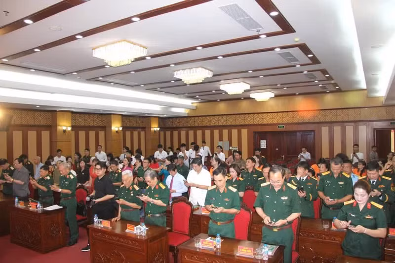 Asistentes al acto donan al programa por cuenta bancaria. (Foto: Nhan Dan)