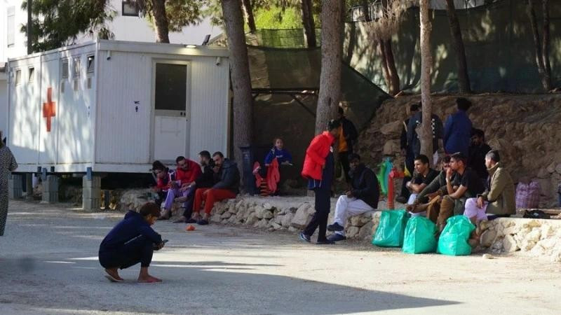 Migrantes en un centro de recepción en la isla de Lampedusa, la más meridional de Italia. (Foto: Xinhua)