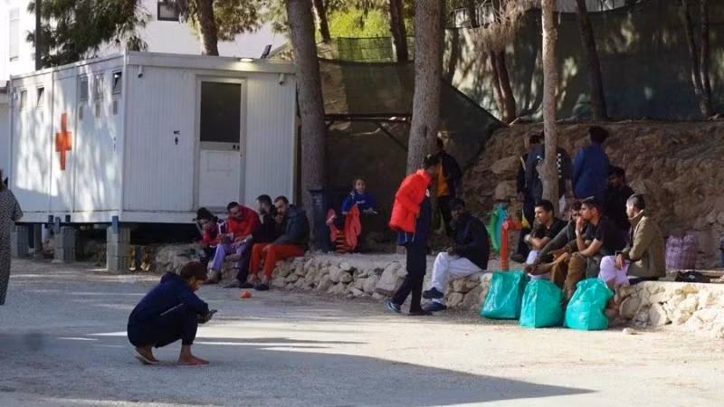 Migrantes en un centro de recepción en la isla de Lampedusa, la más meridional de Italia. (Foto: Xinhua)