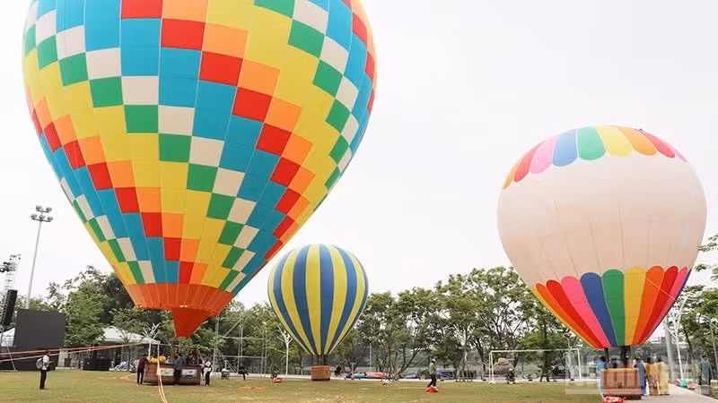 Contemplar el paisaje desde globos aerostáticos.