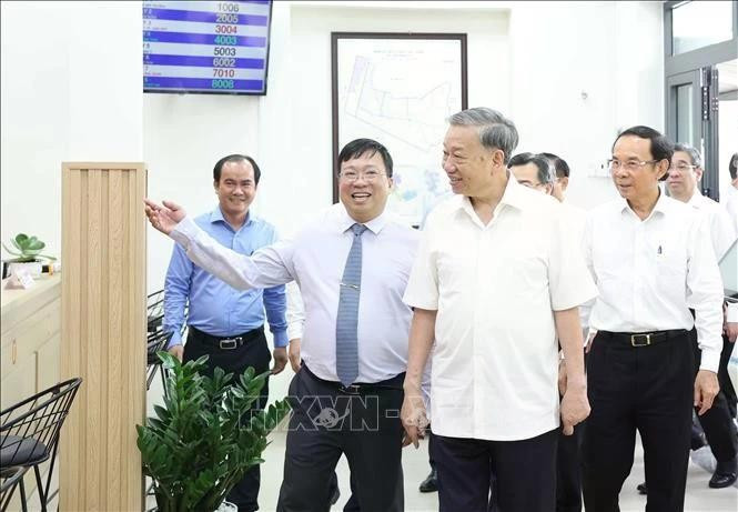 El secretario general del Partido Comunista de Vietnam, To Lam, visita el Centro de Servicios Administrativos Públicos de la comuna de Tan Vinh Loc, Ciudad Ho Chi Minh. (Fuente: VNA) 