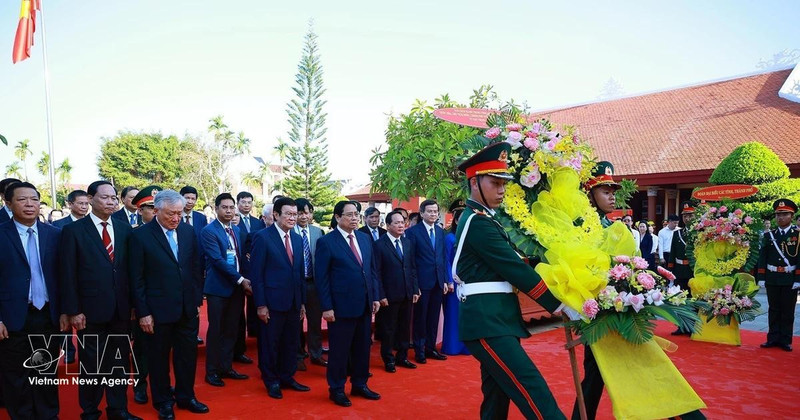 El premier Pham Minh Chinh ofrece flores en el Área Conmemorativa dedicada al ex primer ministro Pham Van Dong, en la comuna de Mo Duc, provincia de Quang Ngai. (Foto: VNA)