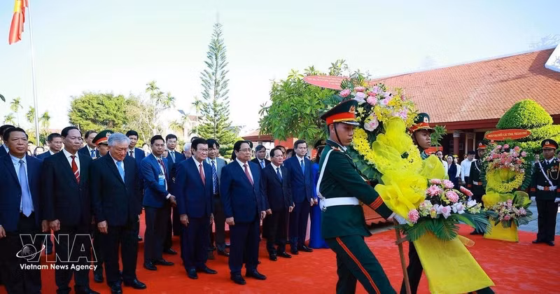 El premier Pham Minh Chinh ofrece flores en el Área Conmemorativa dedicada al ex primer ministro Pham Van Dong, en la comuna de Mo Duc, provincia de Quang Ngai. (Foto: VNA)