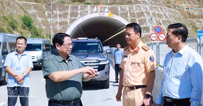 El primer ministro Pham Minh Chinh inspecciona el proyecto de la autopista en el tramo Quang Ngai – Hoai Nhon. (Fuente: VNA)