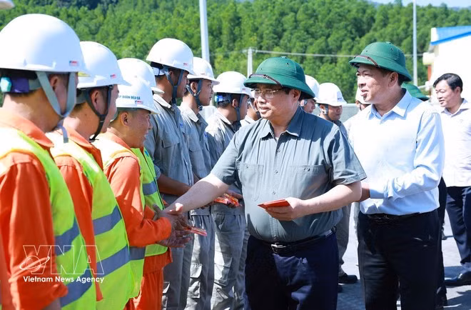 El primer ministro Pham Minh Chinh alenta a las unidades constructoras del proyecto de la autopista en el tramo Hoai Nhon – Quy Nhon. (Fuente: VNA)
