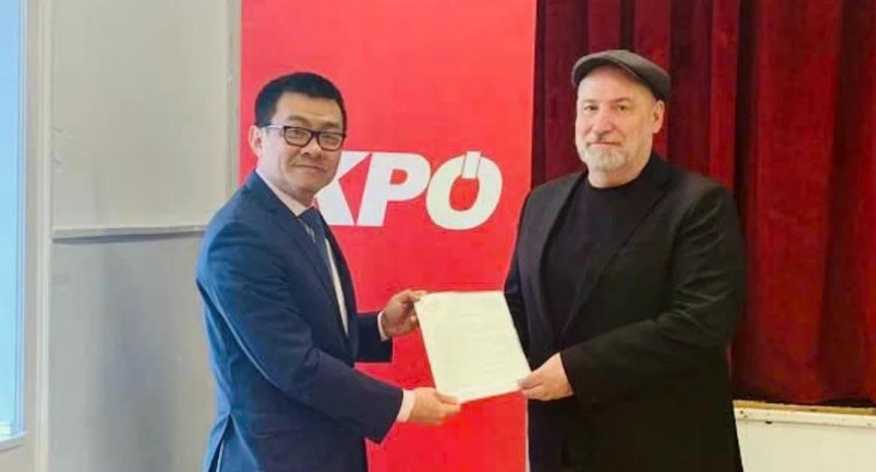 El embajador Vu Le Thai Hoang entrega la carta de agradecimiento del Partido Comunista de Vietnam a Günther Hopfgartner, presidente del Partido Comunista de Austria .