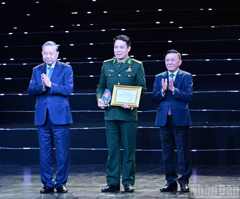 El secretario general To Lam otorga el certificado a los colectivos e individuos destacados.