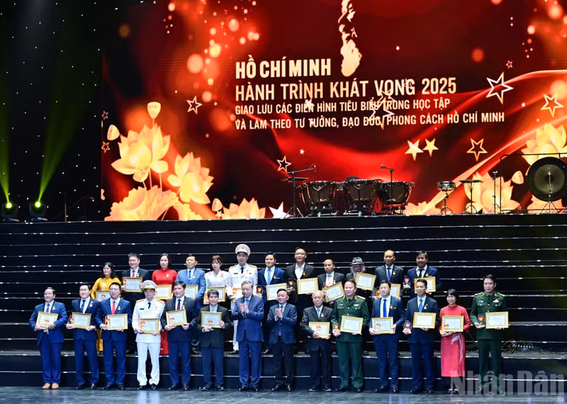 Los colectivos e individuos destacados en el estudio y la práctica del pensamiento, la ética y el estilo de Ho Chi Minh.