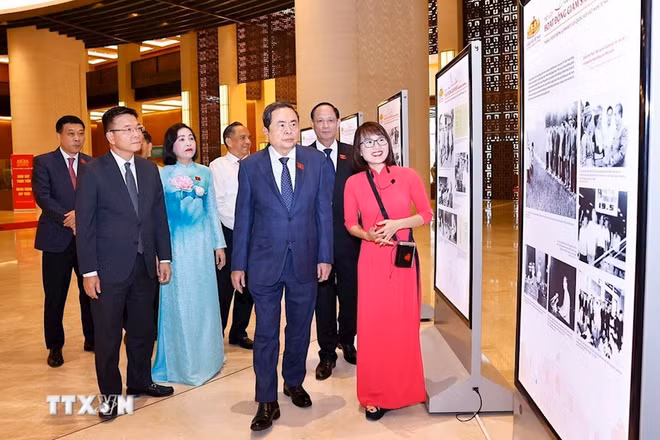 El presidente de la Asamblea Nacional, Tran Thanh Man, y los delegados recorren una exposición fotográfica sobre las actividades de supervisión parlamentaria. (Foto: VNA)