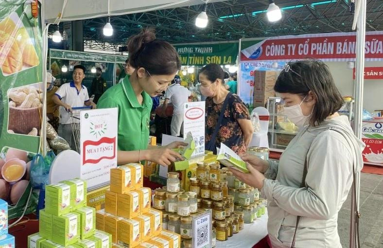 Clientes compran en el Centro MM Mega Market Thang Long. (Foto: hanoimoi.vn)