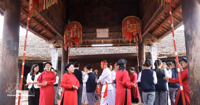 Artistas y estudiantes participan en actividades e intercambios en el espacio de canto Xoan de la antigua casa comunal de Hung Lo. (Foto: VNA)
