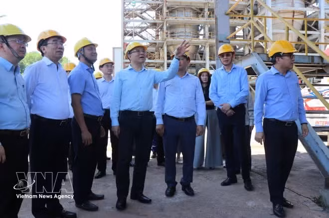 Recientemente, el ministro de Industria y Comercio, Le Manh Hung, inspeccionó la producción de etanol en la empresa de Biocombustibles de la Región Central. (Foto: VNA)