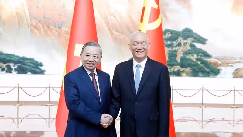 El secretario general del Partido Comunista de Vietnam y presidente del país, To Lam, (izquierda) y Cai Qi, miembro del Comité Permanente del Buró Político, secretario del Secretariado del Comité Central del PPCh y director de la Oficina General del PPCh. (Foto: VNA)