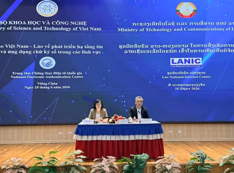 3giam-doc-neac-to-thi-thu-huong-giam-doc-lannic-minaxay-philavongjpg.jpg