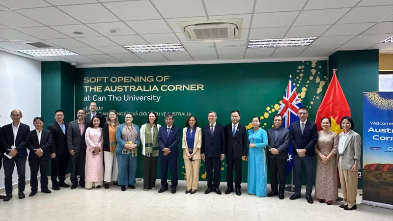 Los líderes de la ciudad de Can Tho, la Universidad de Can Tho y la delegación de ministra de Desarrollo Internacional, de Pequeñas Empresas y de Asuntos Multiculturales de Australia posan para una foto conmemorativa.