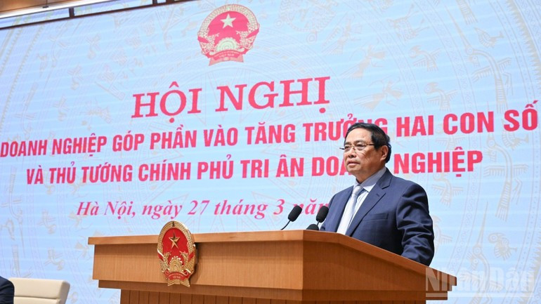 El primer ministro de Vietnam, Pham Minh Chinh, habla en la conferencia.