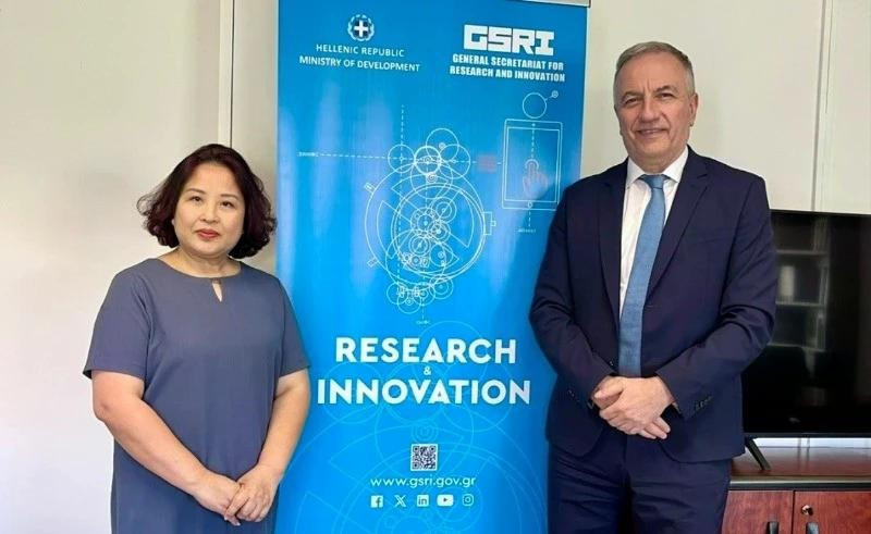 La embajadora de Vietnam en Grecia, Pham Thi Thu Huong, se reúne con Stavros Kalafatis, viceministro de Investigación e Innovación del Ministerio de Desarrollo de Grecia y expresidente de la Asociación Parlamentaria de Amistad Grecia-Vietnam.