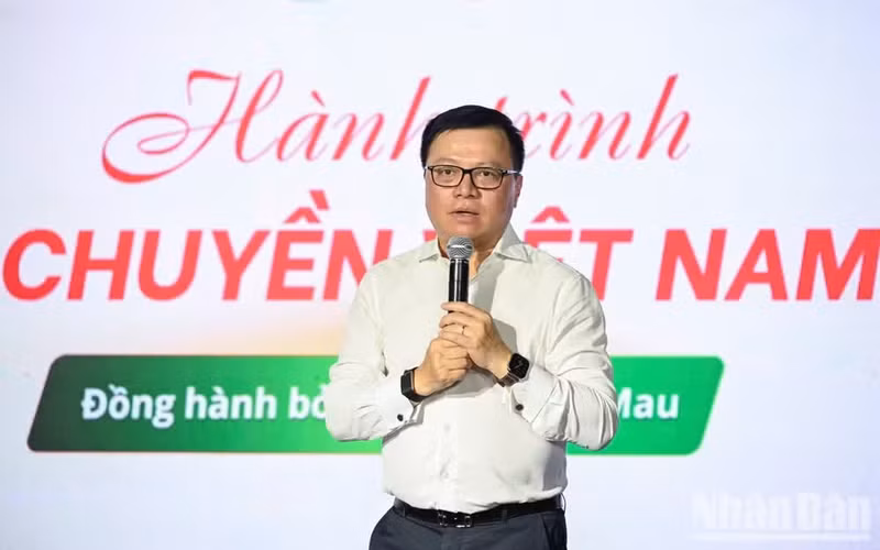 El presidente-editor de Nhan Dan, Le Quoc Minh, habla en el evento.