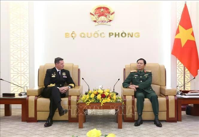El general Nguyen Tan Cuong (derecha), jefe del Estado Mayor del Ejército Popular de Vietnam y viceministro de Defensa Nacional, recibe al vicealmirante Mark Hammond, jefe de la Armada australiana. (Foto: qdnd.vn)