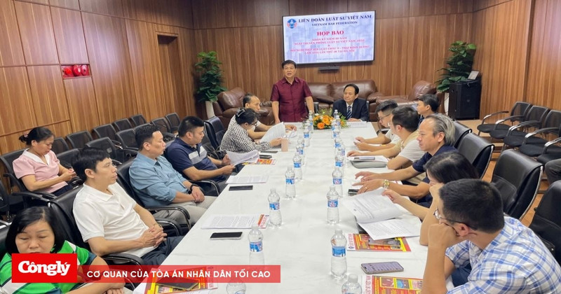 El abogado Do Ngoc Thinh, presidente de la Federación de Abogados de Vietnam, y el redactor en jefe de la Revista del Abogado de Vietnam, Dang Ngoc Luyen, ofrecen una rueda de prensa.