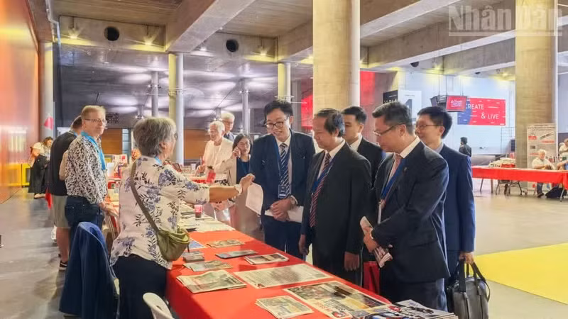 La delegación del PCV visita una exposición celebrada en el marco del 40º Congreso del PCF.