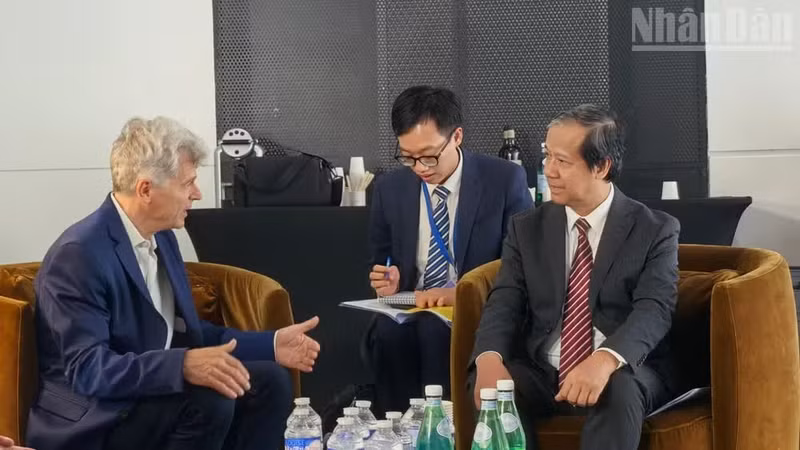 Encuentro entre Nguyen Kim Son, miembro del Comité Central del PCV y vicepresidente de su Comisión de Políticas y Estrategias, y el secretario nacional del PCF, Fabien Roussel.
