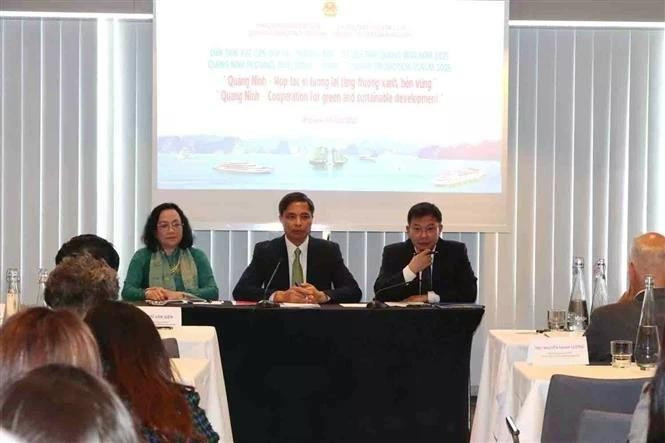 Vu Van Dien (centro), vicepresidente permanente del Comité Popular de Quang Ninh, junto con líderes provinciales, conversó con los delegados asistentes al foro. (Foto: VNA) 