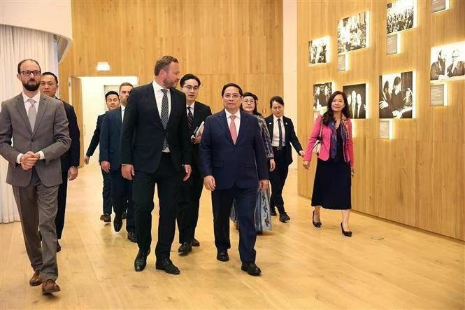 El primer ministro Pham Minh Chinh y su esposa visitan el espacio de exposición del compositor clásico estonio Arvo Pärt. (Foto: VNA) 