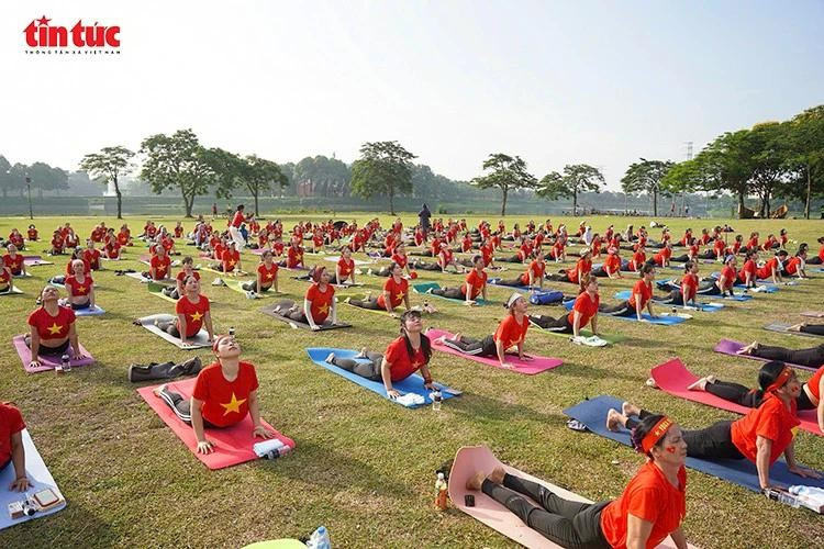 Más de mil instructores, practicantes y entusiastas del yoga se reúnen en el Parque Yen So, en Hanói. (Foto: VNA)