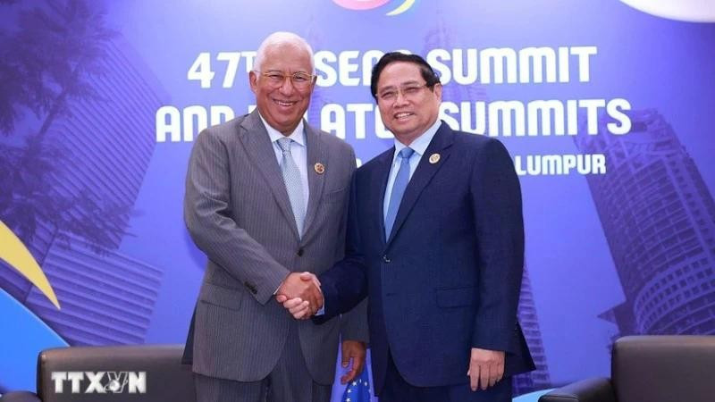El primer ministro de Vietnam, Pham Minh Chinh, se reúne con el presidente del Consejo Europeo, Antonio Costa, al margen de la 47ª Cumbre de la Asean y citas relacionadas, en Malasia. (Foto: VNA)