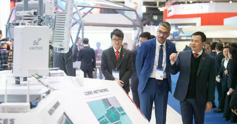 El teniente general Tao Duc Thang, presidente y director general de Viettel, presenta los productos en el evento. (Foto: Duc Tho)