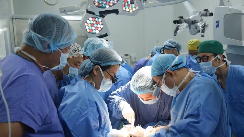 Vietnam realiza histórica cirugía de trasplante reconstructivo.