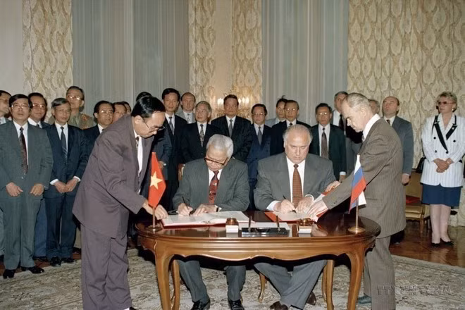El primer ministro Vo Van Kiet y su homólogo ruso Viktor Chernomyrdin, firman el Tratado sobre los principios fundamentales de las relaciones de amistad entre la República Socialista de Vietnam y la Federación de Rusia, en Moscú el 16 de junio de 1994. (Fuente: VNA)