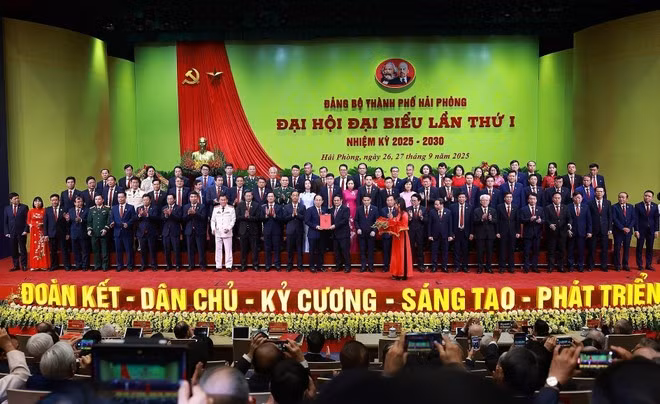 El primer ministro Pham MInh Chinh entrega la Decisión del Buró Político y flores de felicitación al nuevo Comité del Partido de Hai Phong para el mandato 2025-2030. (Fuente: VNA)