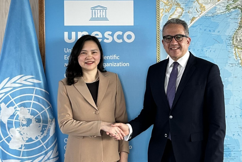 La embajadora Nguyen Thi Van Anh, jefa de la Misión Permanente de Vietnam ante la Unesco, en una reunión con el director general de esta organización, Khaled El-Enany. (Foto: VNA)