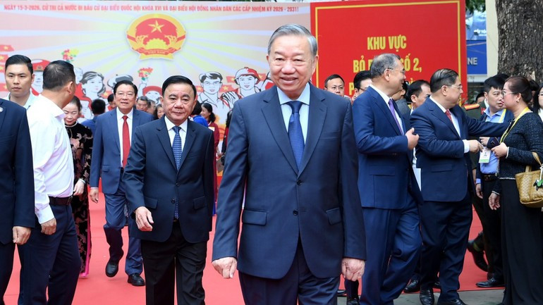 El secretario general del Partido Comunista de Vietnam, To Lam, ejerce su derecho al voto.