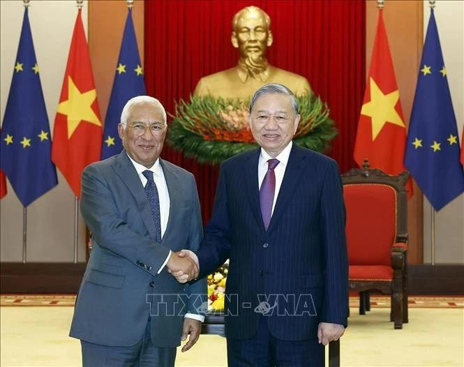 El secreratario general del Partido Comunista de Vietnam, To Lam, recibe al presidente del Consejo Europeo, António Costa, en Hanói. (Foto: VNA)