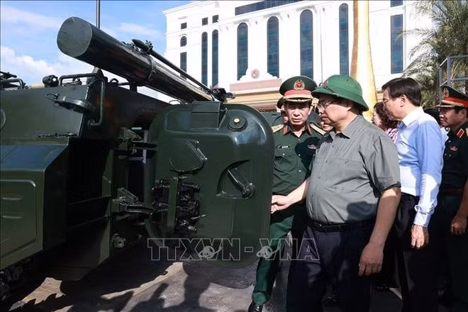 El primer ministro Pham Minh Chinh exploran los productos de la industria de defensa (Fuente: VNA)