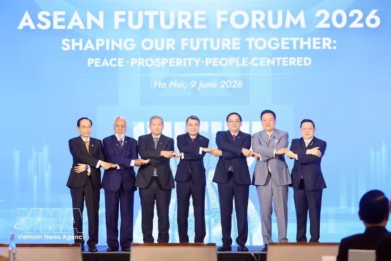 El primer ministro Le Minh Hung (en el centro) posa para una foto grupal con los delegados en el AFF 2026. (Foto: VNA)