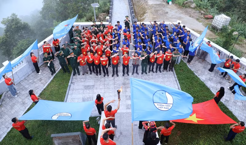 La ceremonia de izamiento de la bandera “Amo a mi Patria”, celebrada según el protocolo de la Federación de la Juventud de Vietnam en el asta de la bandera de A Pa Chai, en la comuna de Sin Thau (Foto: tienphong.vn)