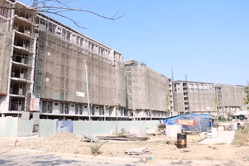 El proyecto del complejo de apartamentos del río Ca Ty (barrio de Binh Thuan), con una inversión total de 798 mil millones de dongs, acelera su ritmo de construcción. (Foto: VNA)