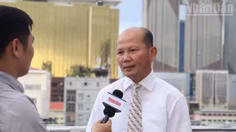 El investigador Uch Leang concede una entrevista al periódico Nhan Dan en Camboya. (Foto: Huy Vu)