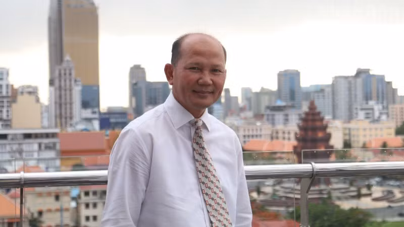 Uch Leang, maestro y director interino del Departamento de Estudios de Asia, África y Oriente Medio del Instituto de Relaciones Internacionales de la Real Academia de Camboya, y presidente de la Asociación de Exalumnos Camboyanos Graduados en Vietnam. (Foto: Huy Vu)