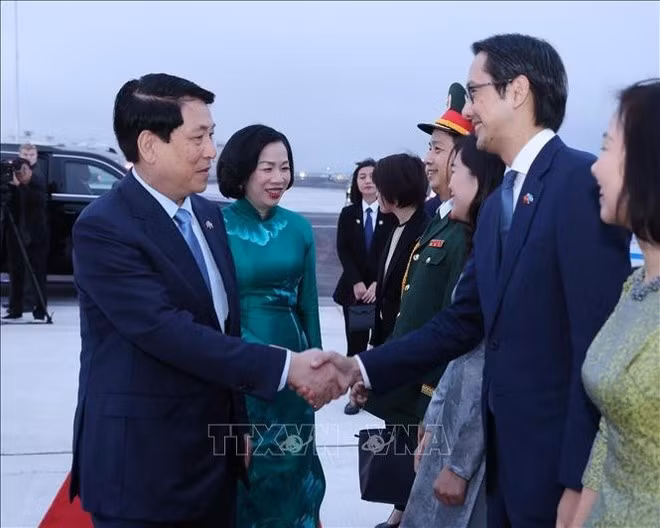 El presidente Luong Cuong y su esposa parten de Nueva York rumbo a su país. Foto: VNA