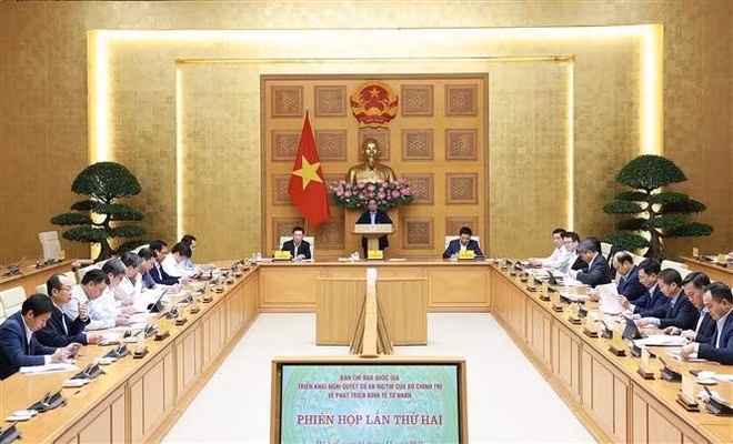 El primer ministro de Vietnam, Pham Minh Chinh, preside la reunión. (Foto: VNA)